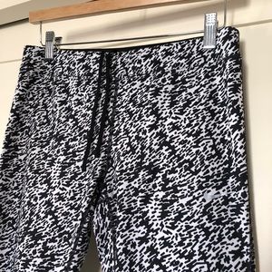 Nike Black and White Cropped Leggings Sz M